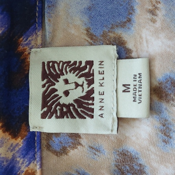 "Anne Klein" size M, 95% Polyester and 5% Spandex, polo style long sleeve top - Picture 6 of 9